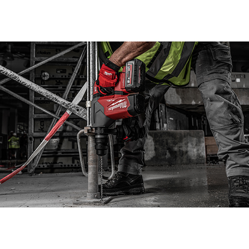 Verwendung von Leistungsstarker 32 mm SDS Plus Bohrhammer mit Spannfutter fixtec M18 FUEL One-Key 500