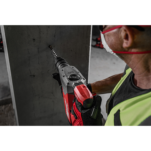 Verwendung von Leistungsstarker 32 mm SDS Plus Bohrhammer mit Spannfutter fixtec M18 FUEL One-Key 505
