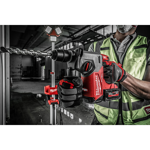 Verwendung von 26 mm SDS Plus Bohrhammer mit Spannfutter fixtec M18 FUEL 500