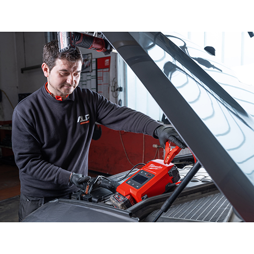 Uso di Avviatore booster per batteria auto M18 500