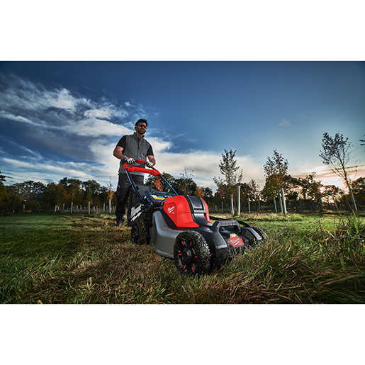 Uso di Tosaerba semovente 3 in 1 46 cm doppia batteria M18 FUEL 500