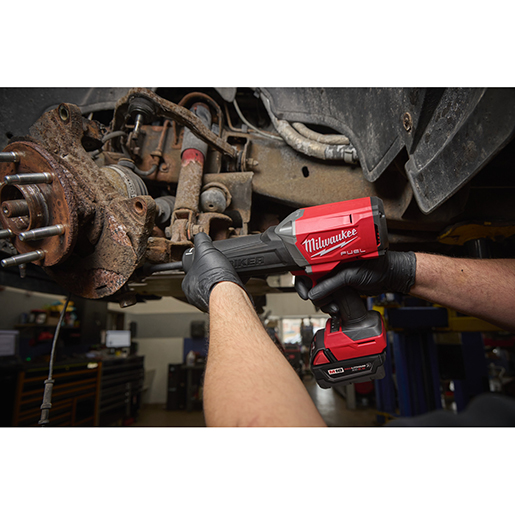 Uso di Martello scalpellatore per automotive M18 FUEL STRIKER 500