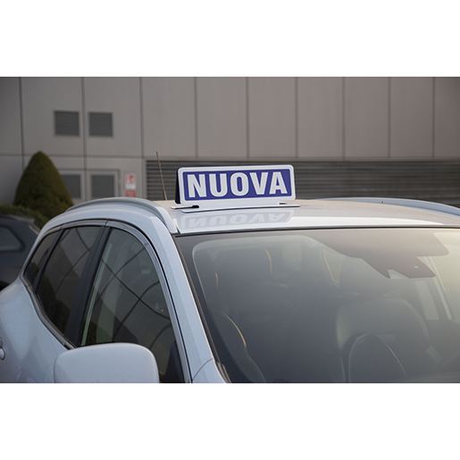 Uso di Cartello magnetico NUOVA per esposizione veicoli 500
