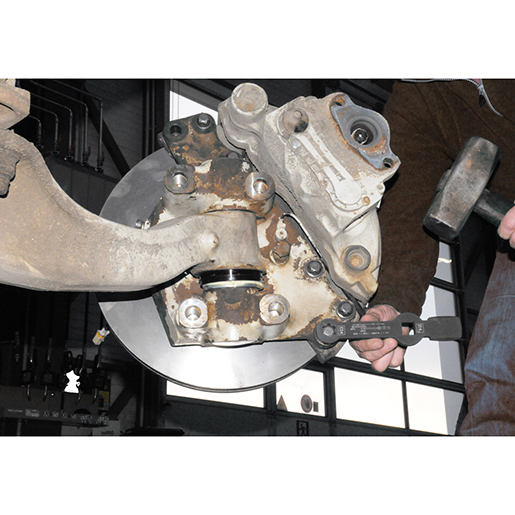 Verwendung von Schlagschraubenschlüssel für LKW-Bremssättel 505